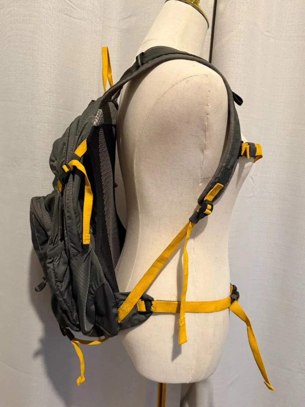 High Sierra Hydration Backpack Daypack Gray Gold Outdoor Hiking Travel